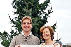 Siguna Morich und Benjamin Schmidt mit einem von Kindern gestalteten Plakat für den 13. Adventsmarkt in Scharbeutz. (Foto: René Kleinschmidt)