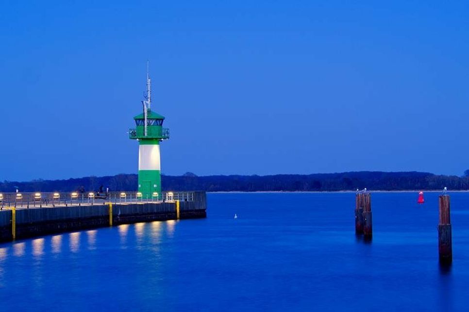 Unsere Leserfotografin Anke Jeggle hat die zauberhafte Atmosphäre der Travemünder Mole zur Blauen Stunde eingefangen.