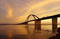 Golden Hour am Fehmarnsund: Klaus Erlwein fing die Schönheit der Fehmarnsundbrücke während des Sonnenuntergangs ein.