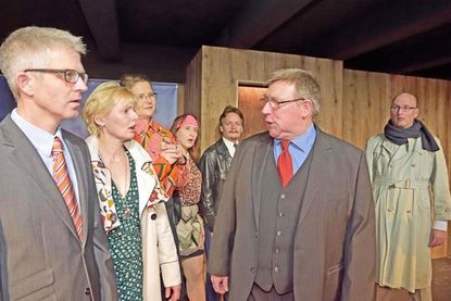 Unversehens taucht die vermeintliche „Leiche“ Herr Hansen (Jan Steffen, m.) wieder auf – da staunen nicht nur die Angestellten (v. l.) Prokurist Robert Westphal (Asmus Finck-Stoltenberg), Raumpflegerin Erna Pieper (Angela Tafel), Sekretärin Ulla Gerdes (Christina Theuer), Auszubildende Erika Reinhold (Julia Preuss) sondern auch die Polizei, Assistent Waldemar Schulz (Christian Becker) und Kommissar Willi Brockmann (Matthias Dehn).