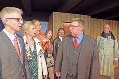 Unversehens taucht die vermeintliche „Leiche“ Herr Hansen (Jan Steffen, m.) wieder auf – da staunen nicht nur die Angestellten (v. l.) Prokurist Robert Westphal (Asmus Finck-Stoltenberg), Raumpflegerin Erna Pieper (Angela Tafel), Sekretärin Ulla Gerdes (Christina Theuer), Auszubildende Erika Reinhold (Julia Preuss) sondern auch die Polizei, Assistent Waldemar Schulz (Christian Becker) und Kommissar Willi Brockmann (Matthias Dehn).