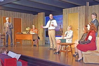 (V. l.) Prokurist Robert Westphal (Asmus Finck-Stoltenberg), Sekretärin Ulla Gerdes (Christina Theuer), Kommissar Willi Brockmann (Matthias Dehn), Raumpflegerin Erna Pieper (Angela Tafel), Brockmanns Assistent Waldemar Schulz (Christian Becker), Auszubildende Erika Reinhold (Julia Preuss) und die Ehefrau des Opfers Herrn Henning, Frau Henning (Dorothea Slenczek) sorgen bei der Aufklärung des „Falls“ für eine spannend verwickelte wie amüsante Lachmöwen-Vorstellung.