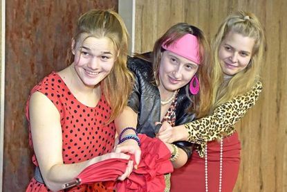 Drei in der mehrfach besetzten Rolle der Auszubildenden Erika Reinhold: (v. l.) Kathrin Heim, Julia Preuss und Lea Gayken.