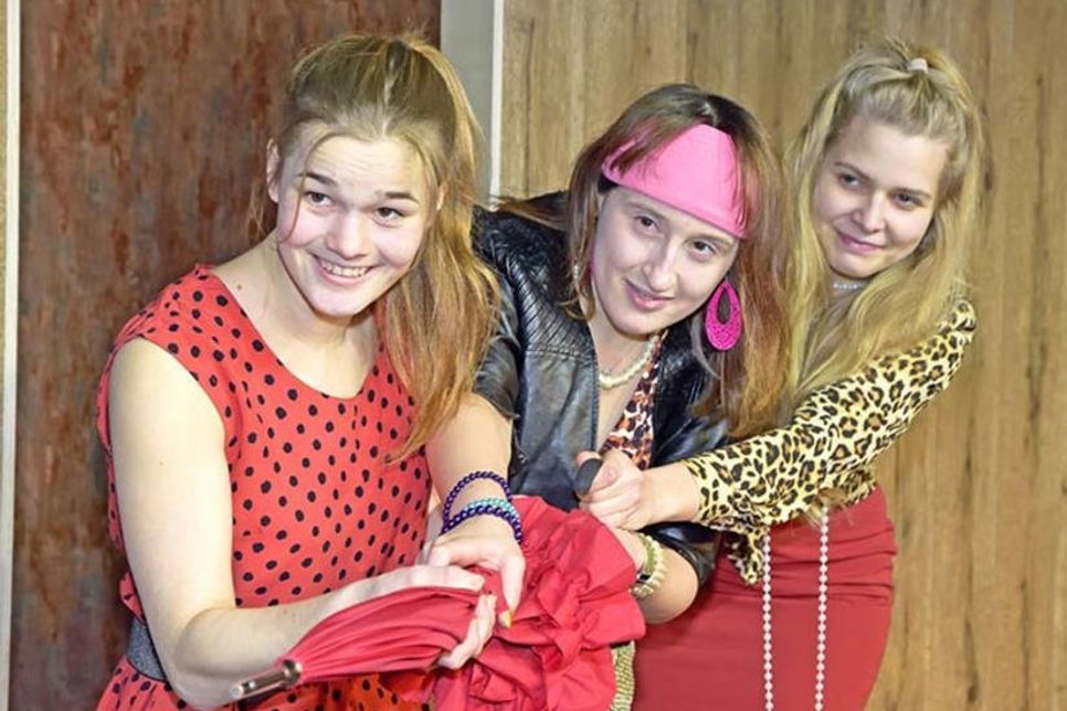 Drei in der mehrfach besetzten Rolle der Auszubildenden Erika Reinhold: (v. l.) Kathrin Heim, Julia Preuss und Lea Gayken.