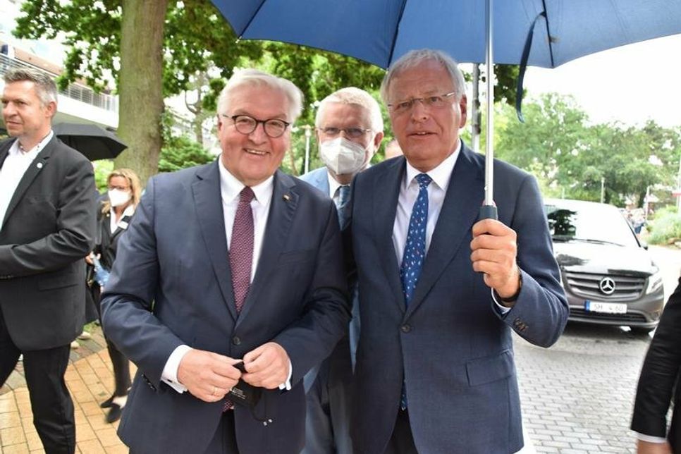 Bundespräsident Frank-Walter Steinmeier mit Ostholsteins Landrat Reinhard Sager, zugleich Präsident des Deutschen Landkreistages, kurz vor der Abfahrt in Timmendorfer Strand, dahinter der Hauptgeschäftsführer des DLT, Prof. Dr. Hans-Günter Henneke.