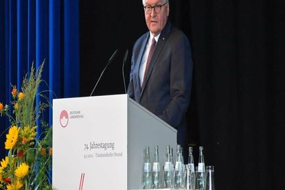 Bundespräsident Frank-Walter Steinmeier (SPD) bei seiner Rede auf der 74. Jahrestagung des Deutschen Landkreistages in Timmendorfer Strand.