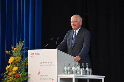 Reinhard Sager (CDU), Landrat des Kreis Ostholsteins, ist seit 19. März 2014 Präsident des Deutschen Landkreistages (DLT). Er zeigte sich auf der Jahrestagung 2021 im Maritim Seehotel in Timmendorfer Strand als gut gelaunter Gastgeber.