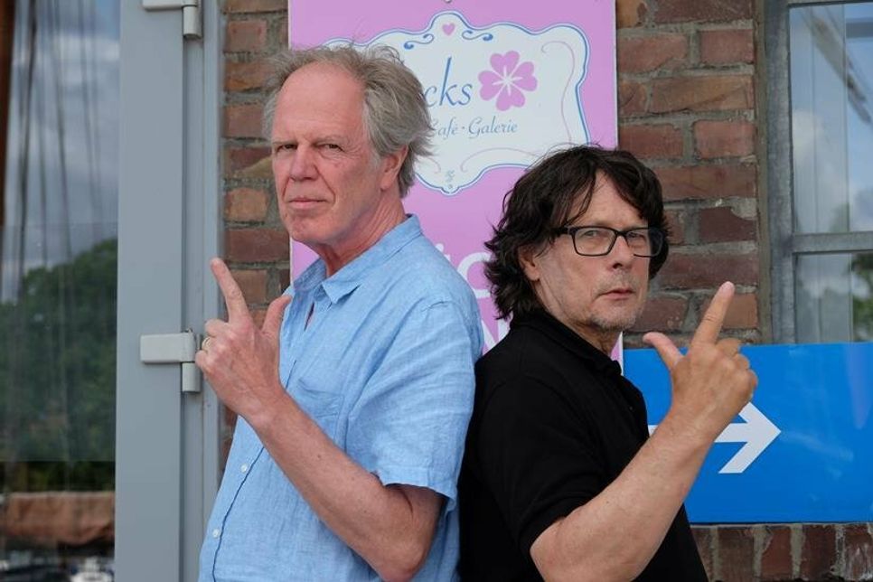Festivalleitung Volker Albers und Leo Hansen (v. lks.) vor dem Veranstaltungsort „Glücks“.