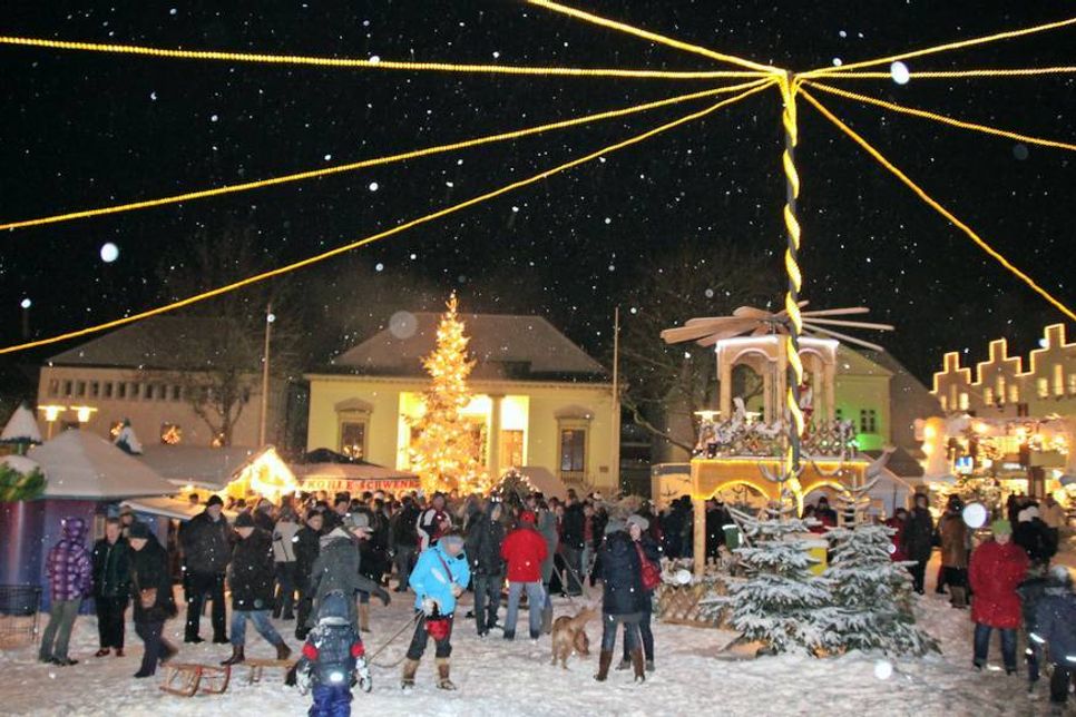 Je nach lokaler Tradition werden die Weihnachtsmärkte auch Christkindlesmarkt, Christkindlmarkt, Nikolausmarkt, Adventsmarkt oder Glühweinmarkt genannt.