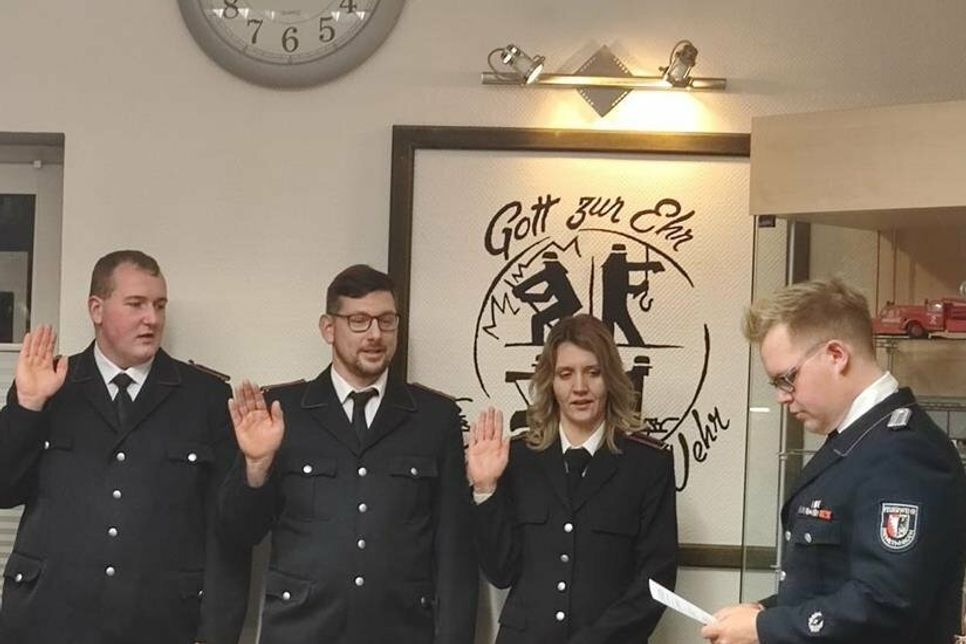 Marlon Schnohr, Hendrik Wulff, Lena Steinke und Ortswehrführer Lasse Hennings (v. lks.).
