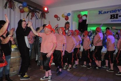 Neben zwei Funkengarden ist die Männergarde wieder dabei.