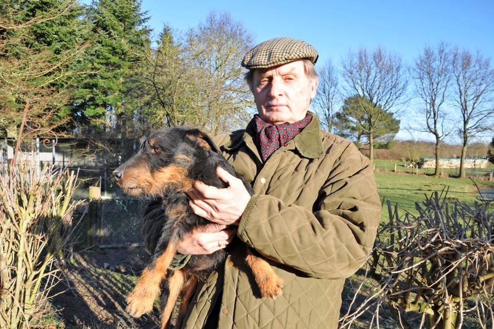 Heinz Tietz mit einem seiner Jagdterrier.