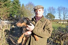 Heinz Tietz mit einem seiner Jagdterrier.