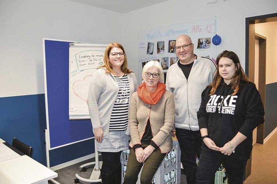 Freuen sich über die gelungenen Umbaumaßnahmen in der „Alten 12“ und  haben viel vor:?Sarah Butt (v.l.), Sigrid Wassermeyer und Michael Stein vom Team der Stadtjugendpflege mit FSJ-lerin Annalena Kock. Es fehlt auf dem Foto Erzieherin Carola Einig.