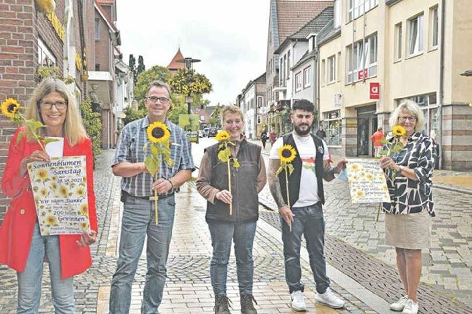 Die Vertreter der Gemeinschaftsaktion Sonnenblumensamstag in Preetz: Renate Weltrowski, Stefan Ettling, Monika Hermann, Hamber Mohammad und Karin Peters-Leber freuen sich auf viele nette Begegnungen am kommenden Sonnabend.