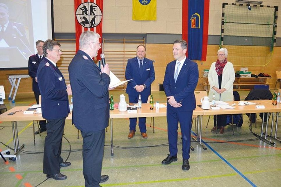 Für seine zahlreichen Verdienste um das Feuerwehrwesen wurde Ratekaus Bürgermeister Thomas Keller vom Stellvertretenden Vorsitzenden des Landesfeuerwehrverbandes Jörg Neo und Kreisbrandmeister Michael Hasselmann mit der Deutschen Feuerwehr Ehrenmedaille ausgezeichnet.