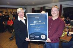 Als einer von landesweit elf Siegern ist Guido Heidensohn als vorgeschlagener Kandidat aus dem Kreisfußballverband Lübeck jetzt mit dem DFB-Ehrenamtspreis 2018 ausgezeichnet worden. Ulrike Harder vom zuständigen Ausschuss des SHFV sprach im Vereinsheim des SV Olympia Bad Schwartau die Laudatio und überreichte die Ehrenurkunde. (Foto: Stefan Setje-Eilers)