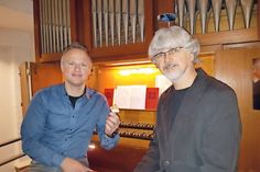 Orgelbauverein-Vorsitzender Peter Kleinschmidt (li.) und Kirchenmusiker Klaus Hoeft vor der jetzigen Kirchenorgel, die ersetzt werden muss. (Foto: hfr)