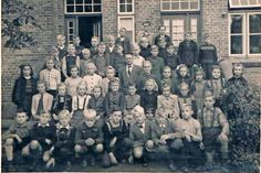 Volksschule Dahme, II. Klasse 1945/46. In der Mitte Lehrer Lempert, in der Mitte der ersten Reihe kniend Klaus Specht und Karsten Mumm. Das Mädchen mit den dunklen Haaren in der mittleren Reihe ganz links ist Heidrun Odemann, eine Enkelin des Dr. Obsts aus Dahmeshöved. Aber wer waren all die anderen? Wer sie kennt oder erfahren will, wer die anderen sind, ist willkommen zu einem Treffen des Heimat- und Kulturvereins Dahme am Freitag, dem 13. April um 18 Uhr im Gemeindehaus.