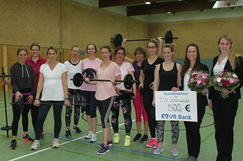 Blumen als Dankeschön für Jasmin Path von der Sparkasse Lensahn und Jana Storm von der VR Bank Schönwalde (v. re.) von Leiterin der Bodyfit-Gruppe Anja Kröger (lks.).