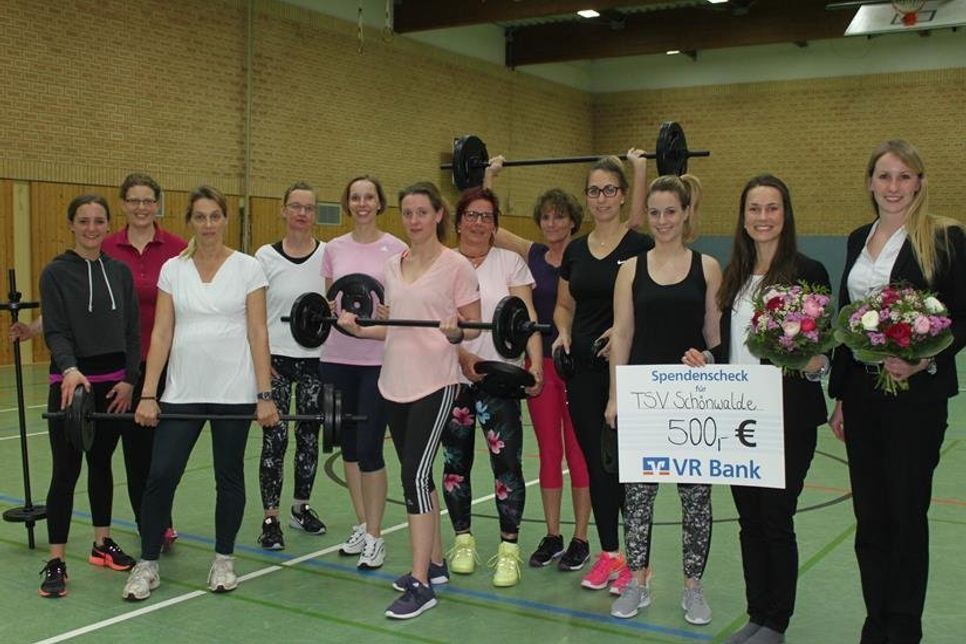 Blumen als Dankeschön für Jasmin Path von der Sparkasse Lensahn und Jana Storm von der VR Bank Schönwalde (v. re.) von Leiterin der Bodyfit-Gruppe Anja Kröger (lks.).