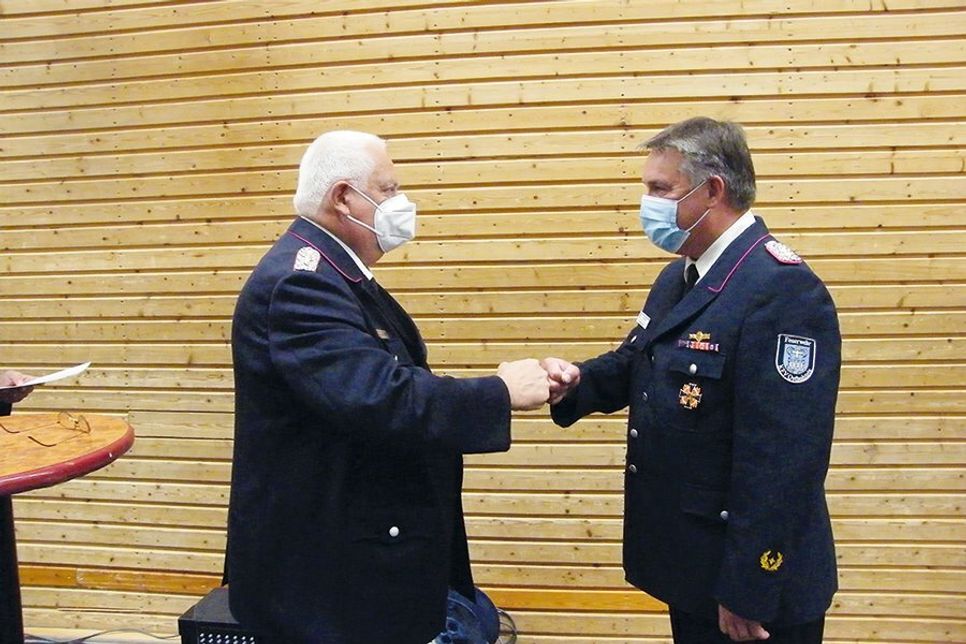 Der stv. Landesvorsitzende Gerd Riemann zeichnete Kreiswehrführer Thorsten Plath (rechts) mit dem Deutschen Feuerwehr-Ehrenkreuz in Gold aus.