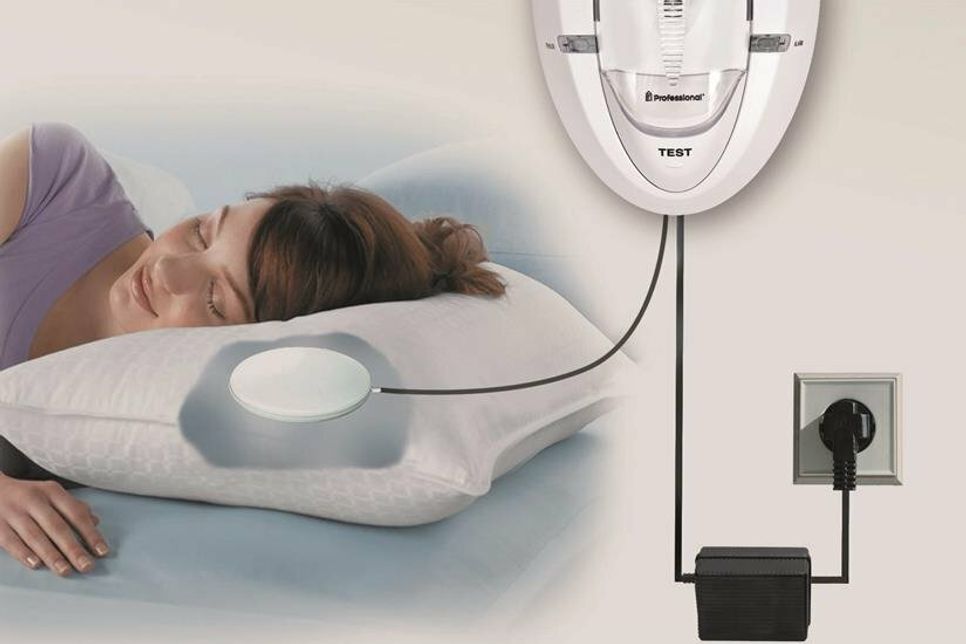 Funkvernetzte Rauchmelder mit Blitzleuchte und Vibrationsalarm ermöglichen eine Gefahrenwarnung für Hörgeschädigte nach dem Zwei-Sinne-Prinzip. Foto: Ei Electronics/akz-o