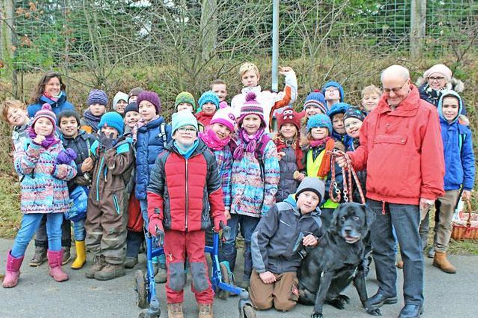 Alle Schüler der Ostseeschule Dannau mit Sportlehrerin Antje Müller (hinten links), Lehrkraft Yvonne Böttcher (hinten rechts), Herrn Horn (vorne rechts) und Labrador-Rüde “Barry”