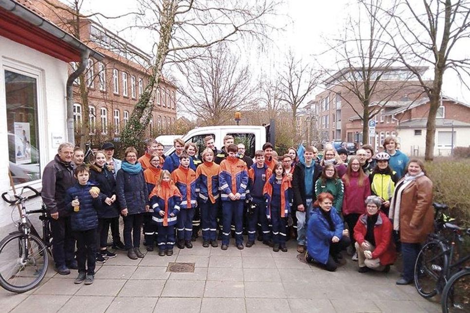 Auf dem Gelände des Jugendzentrum „Alte Zwoelf“ wurde es eng, als sich alle fleißigen Helfer im Anschluss zu einem Imbiss trafen. (Foto:?Stadtjugendpflege)