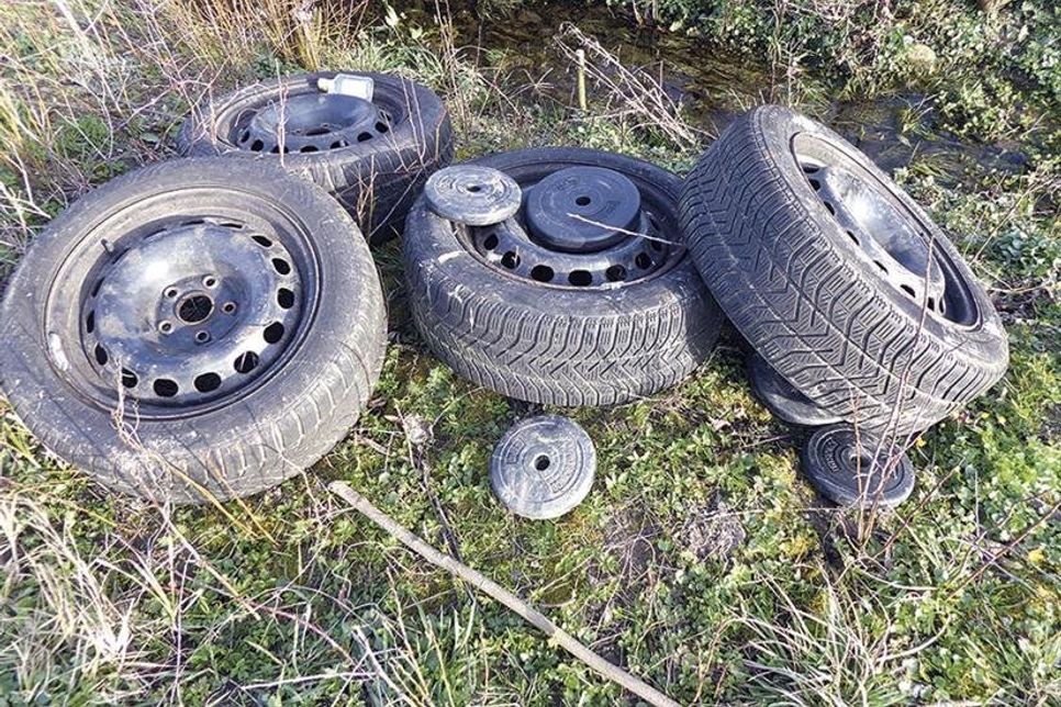 Da kann man nur noch mit dem Kopf schütteln. Unweit des Recyclinghofes in Rensefeld wurden Autoreifen illegal entsorgt. (Foto: Umweltbeirat)