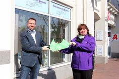 Ausgerüstet mit Handschuhen und Mundschutz, der nur für das Foto kurz abgesetzt wurde:  Till Streckenbach und Silke Warnecke bei der Übergabe des Itzehoer Logos.