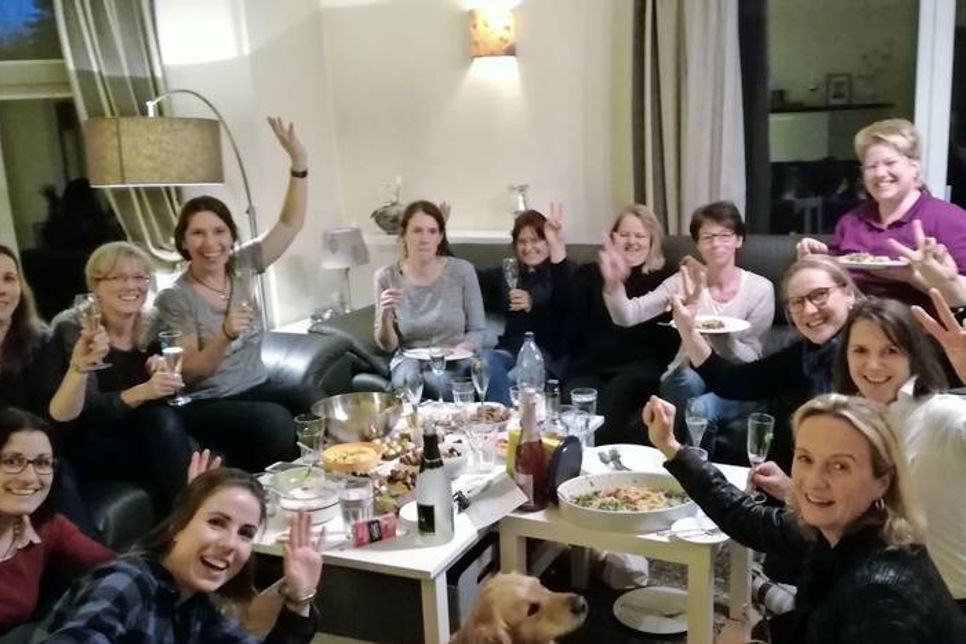 Eine Massageparty ist genau das Richtige, um zu entspannen, zu quatschen und gemeinsam Spaß zu haben.