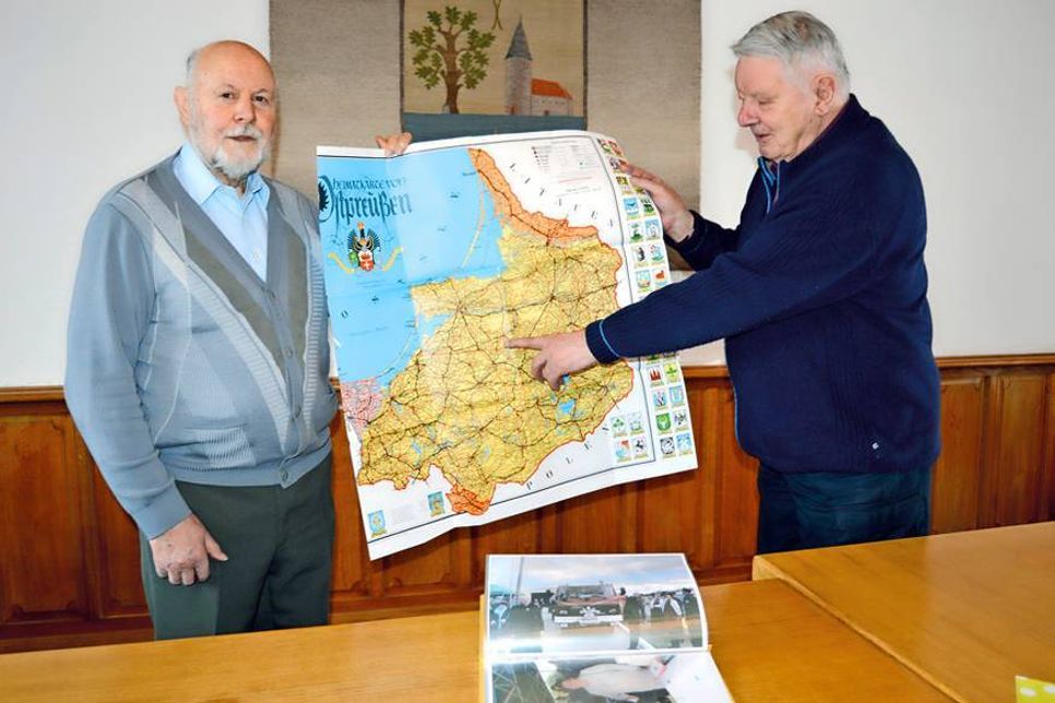 Kurt Rühe (l.) und Rudolf Scheffler haben noch einmal die alte Karte hervorgeholt und zeigen, wo sie ihr Weg viele Male hingeführt hat. Entsprechend groß ist der Fundus an Geschichten, die sie noch erzählen können. (Foto: Setje-Eilers)
