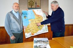 Kurt Rühe (l.) und Rudolf Scheffler haben noch einmal die alte Karte hervorgeholt und zeigen, wo sie ihr Weg viele Male hingeführt hat. Entsprechend groß ist der Fundus an Geschichten, die sie noch erzählen können. (Foto: Setje-Eilers)