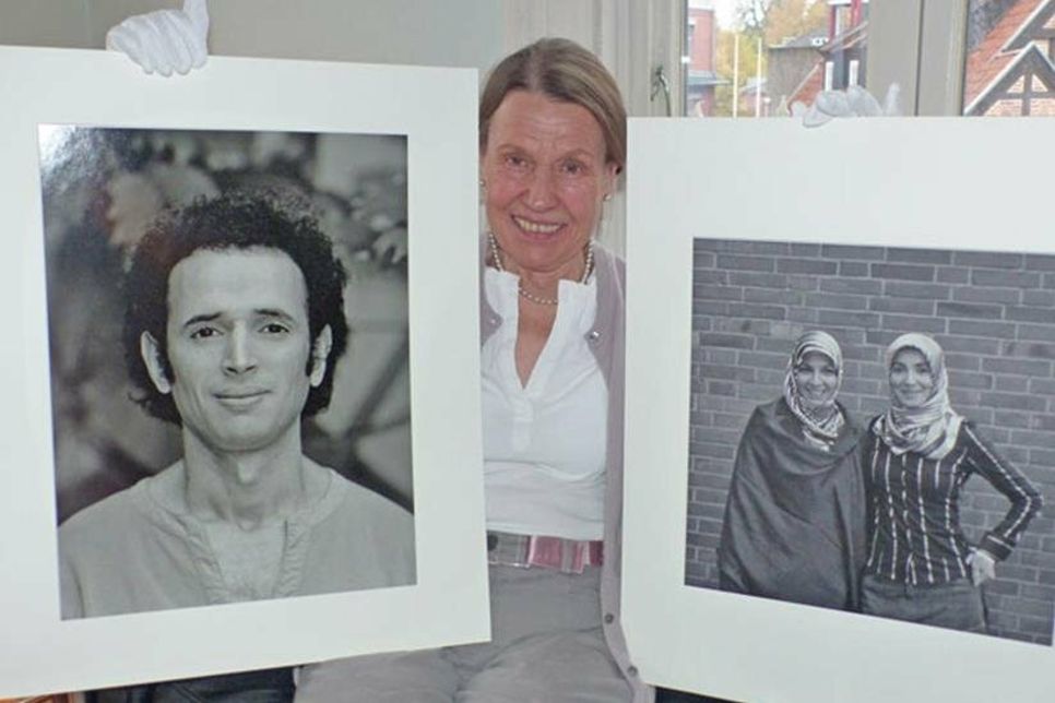 Im Forum Eutin wird am kommenden Sonntag, dem 14. November eine eindrucksvolle Fotoausstellung eröffnet. Unter dem Titel „Aus eigener Kraft – Wie ein neues Leben in Deutschland gelingen kann“ zeigt die Kölner Fotografin Claudia Kroth, die seit kurzem in Eutin lebt, ihre Porträts von Migrantinnen und Migranten, die schon längere Zeit in Deutschland leben