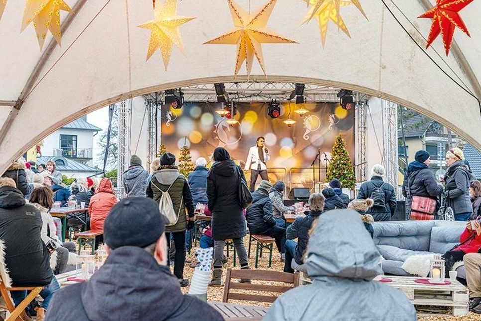 An allen drei Tagen sorgt ein buntes Musikprogramm für vorweihnachtliche Stimmung. Am Sonntagnachmittag (1. Advent) steht auch wieder Tom Miller als „Elvis“ auf der Hafenbühne.