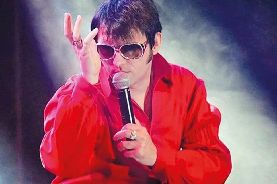 Am Sonntagnachmittag (1. Advent) steht auch wieder Tom Miller als „Elvis“ auf der Hafenbühne.