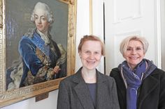 Man ist versucht, von einer mörderisch guten Idee zu sprechen: In dieser Spielzeit nämlich tun sich die Eutiner Festspiele und das Eutiner Schloss im Rahmen einer Kooperation zusammen. Zum Beispiel wird Intendantin Dominique Caron (re.) vor den Aufführungen der Oper „Ein Maskenball“ Schloss-Mitarbeiterin Ulrike Unger auf der Schloss-Themenführung „Mörderische Geschichten“ begleiten. Gustav III und sein Tod sind aber beileibe nicht das einzige, was die Eutiner Kulturinstitutionen künftig verbinden wird.
