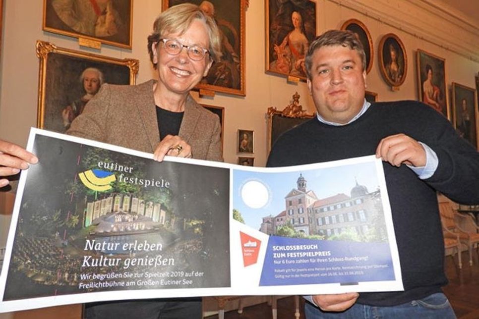 Brigitta Herrmann und Falk Herzog präsentieren das Kombiticket als Beispiel für die Kooperation.