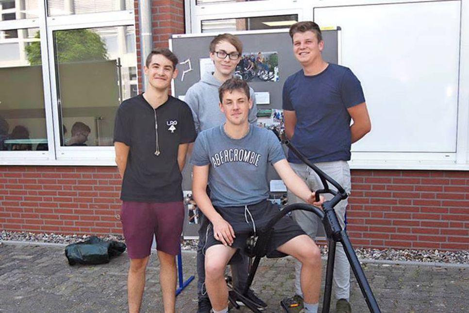 Das stolze Lächeln der jungen Macher lässt die Mühe nur ahnen, die in dem Schopper steckt.