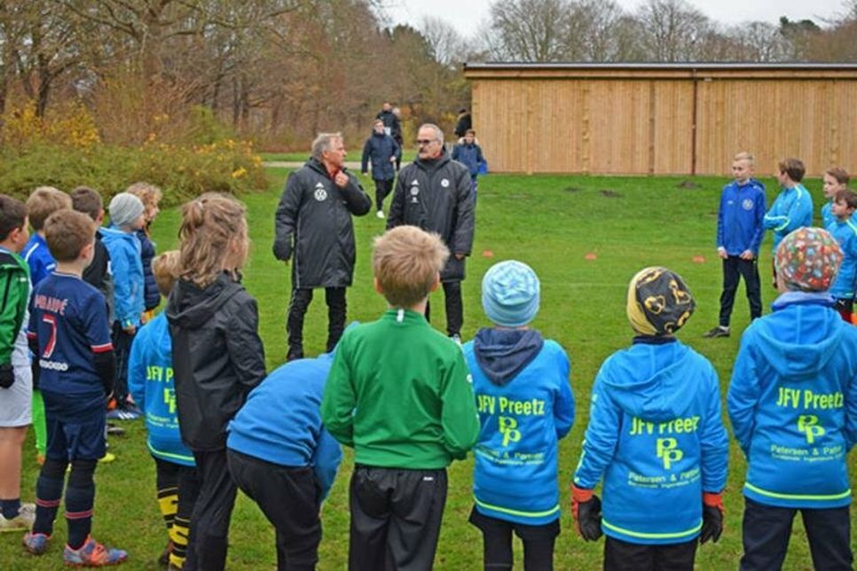Mit Spannung hatten die kleinen Kicker der F-Jugend den Besuch des DFB-Mobils erwartet – verschiedene Trainingseinheiten standen auf dem Programm.