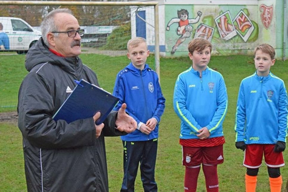 Tim, Nick und Hannes möchten einmal selbst Jugendtrainer werden und hören deshalb den Ausführungen von Übungsleiter Lothar Rath aufmerksam zu.