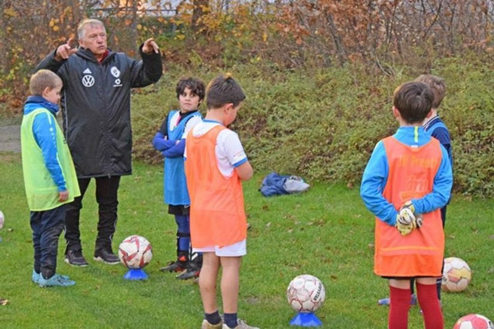 Trainer Arno Groth erklärt dem Fußballnachwuchs verschiedene Übungseinheiten