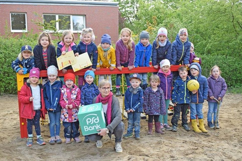 Große Freude herrschte bei den Kindern und ihren Erzieherinnen der Evangelischen KiTa in Preetz über die nagelneue, rot-gelbe Wackelbrücke, die vor allem dank des großen Elternengagementes angeschafft werden konnte. Darüber freuen sich die Lütten jetzt jeden Tag.