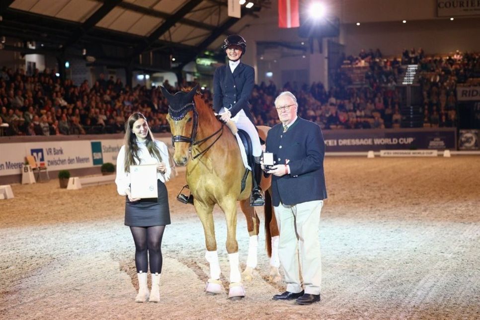 Dieter Medow, Vorsitzender des Pferdesportverbandes Schleswig-Holstein, bei der Verleihung des Goldenen Reitabzeichens an Anna-Lisa Wehr.