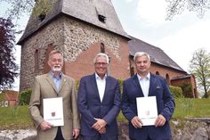 Bürgermeister Volker Owerien überreichte Urkunden und Präsente an die beiden Preisträger des Umweltpreises 2018 der Gemeinde Scharbeutz, Hans-Ulrich Fenner (li.) und Hans-Werner Greger (re.). (Foto: René Kleinschmidt)