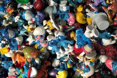 Über 2.400 Schlumpffiguren bevölkern bis zum 23. August das zeiTTor-Museum in Neustadt. In der großen Vitrine befinden sich allein über 1.900 Figuren, die das stolze Gewicht von 15 Kilogramm haben.