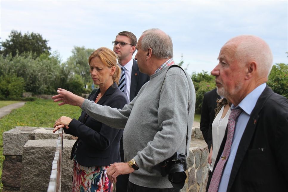 Gemeinsamer Blick auf den Ehrenfriedhof.