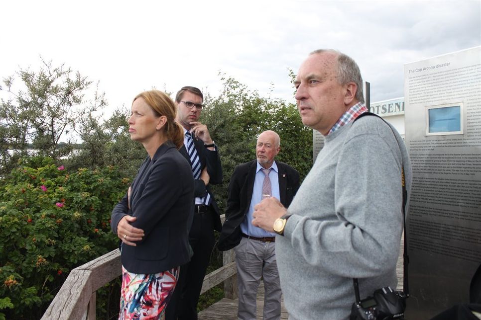 Betretene Stimmung: Karin Prien blickte mit Sebastian Schmidt, Sönke Sela und Wilhelm Lange (v. lks.) auf die Unglücksstelle der Cap Arcona-Katastrophe.