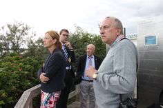 Betretene Stimmung: Karin Prien blickte mit Sebastian Schmidt, Sönke Sela und Wilhelm Lange (v. lks.) auf die Unglücksstelle der Cap Arcona-Katastrophe.